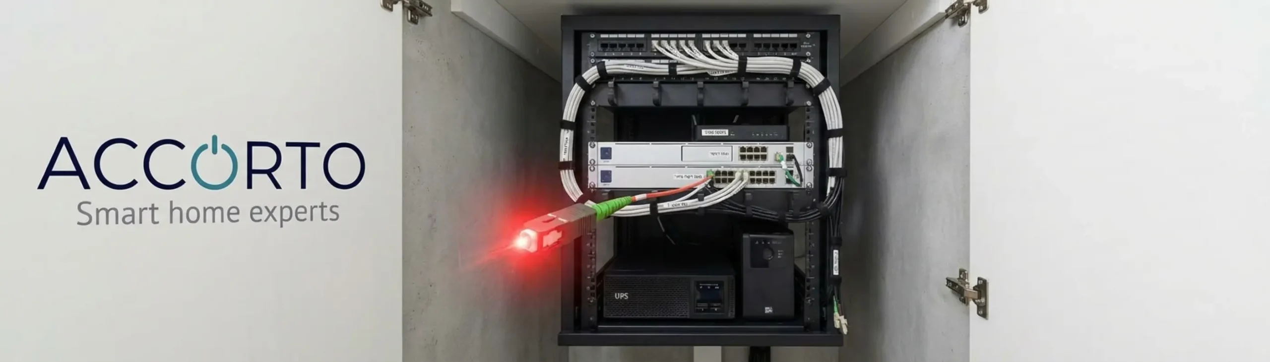 תמונה של מחבר סיב אופטי מואר בקצהו מחובר לציוד רשת בארון תקשורת ביתי מסודר